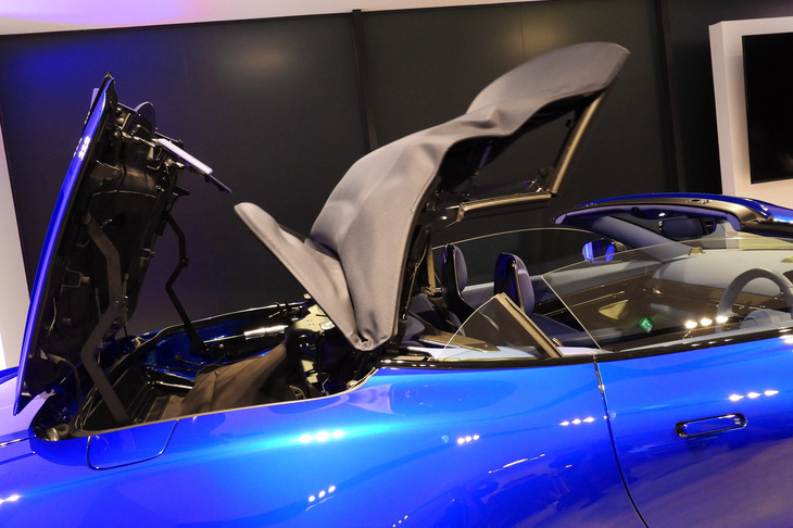 電動ソフトトップの開閉の様子。