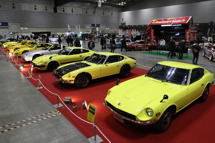 ズラリと並んだ、初代S30から新型のプロトスペックまで7世代8台の「フェアレディZ」。イエローが7台のなかに1台、3代目Z31だけがシルバー。不思議に思っていたが、日産関係者によれば「Z31は純正色にイエローの設定がなかったからでは？」とのこと。