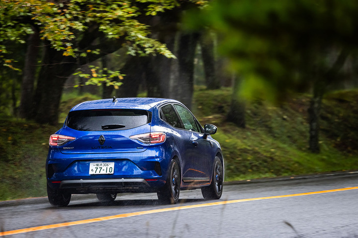 SUV全盛のいま、車高が低くコンパクトなハッチバックの走りにはどこか懐かしさも覚える。市街地、山道、高速道路とさまざまな道を走った今回の燃費は、満タン法で約23km/リッター。カタログ値とさほど変わらない数値を確認できた。