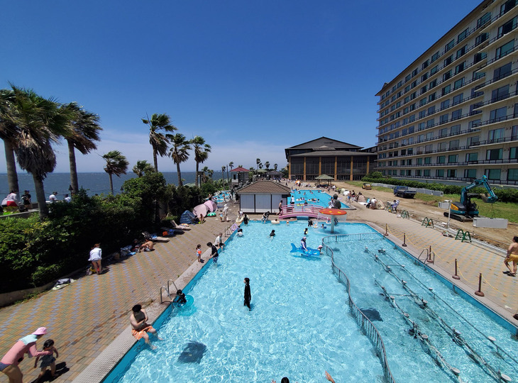 「竜宮城スパホテル三日月」のプールの規模は圧倒的。海を目の前に遊べる「オーシャンスパ」（写真）も一部にすぎない。子どもにとって、ここはまさに夢の竜宮城だ。