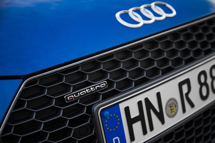 フロントグリルに添えられた「quattro（クワトロ）」のバッジ。