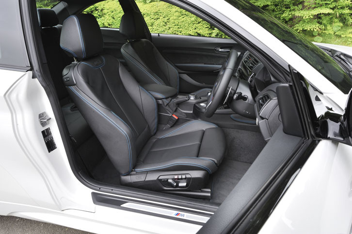 ダコタレザーのスポーツシートが標準で備わる。バックレストにはMロゴがエンボス加工されている。