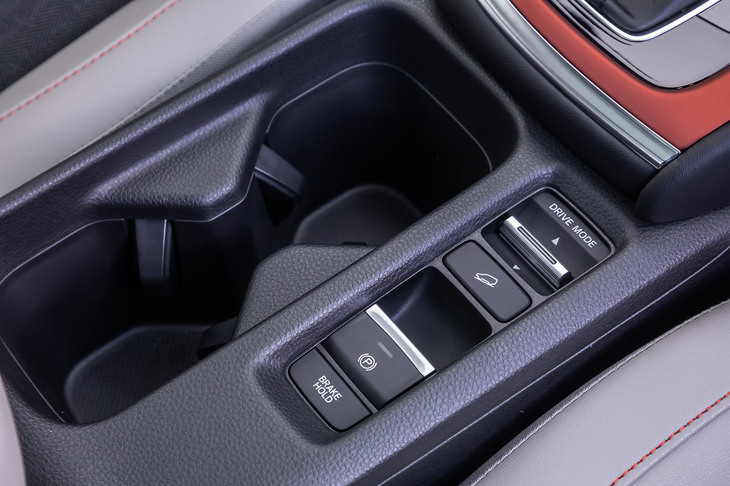 一般道向けの「NORMAL」、山岳路向けの「SPORT」、そして高速道路向けとして設定される「ECON」の、3つのモードが切り替えできるドライブスイッチをセンターコンソールパネルに配置。