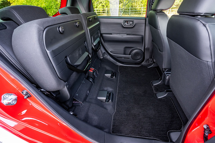 リアシートは左右分割してのリクライニングやダイブダウン、座面のチップアップ（写真）がおこなえる。積載物や乗員に合わせて多彩なシートアレンジが可能なのも「N-ONE」の魅力のひとつといえる。