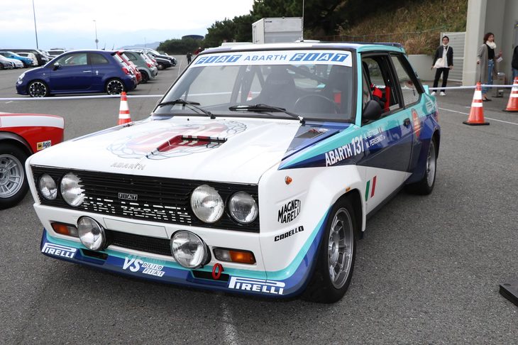 「フィアット・アバルト131ラリー」（1976年）。世界ラリー選手権（WRC）に参戦するマシンとして、1976年のジュネーブショーでデビュー。「フィアット131」をベースにアバルトチューンのエンジンの搭載、リアサスペンションの変更、アルミやFRP製のボディーパネルによる軽量化などといった改良が施されていた。その高い実力は、1977年、1978年、1980年という3度のワールドチャンピオン獲得が証明している。