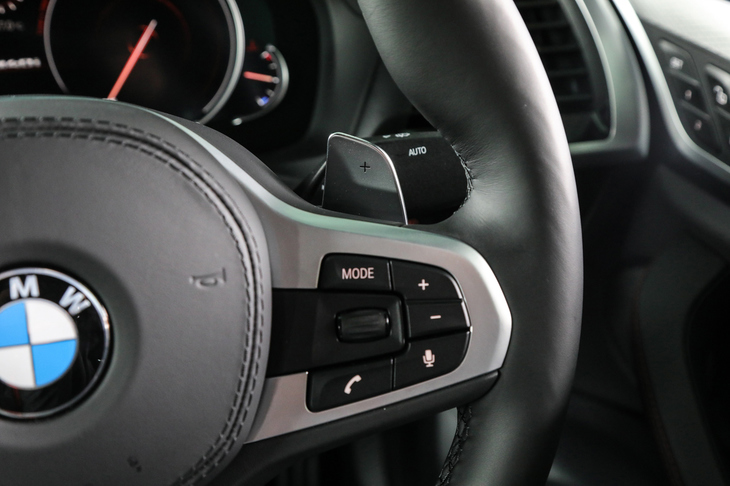 ステアリングコラムに用意される左右のシフトパドルでスポーティーな走りが楽しめる。安全装備も充実し、ルームミラー内蔵のステレオカメラと、前方に3基、後方に2基のミリ波レーダーを使用するBMWの最新世代運転支援システム「ドライビング・アシスト・プラス」を標準装備する。