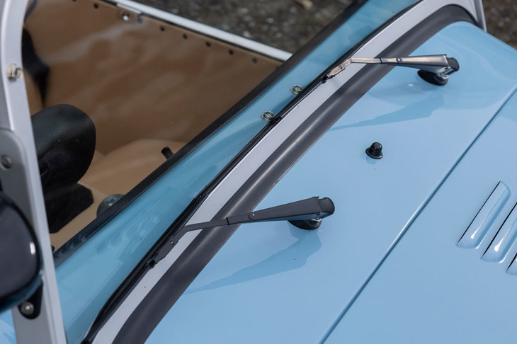 雨のなかでの試乗となった今回は、進化した「170S」の耐候性も実感した。英国車のワイパーがカランコロン鳴っていたのは昔の話で（とはいえ170Sのものも十分にぎやかだったが）、しかも170Sのものは2段階の速度調整付き。デフロスターの利きも申し分なく、もちろんソフトトップからの雨漏りもなかった。