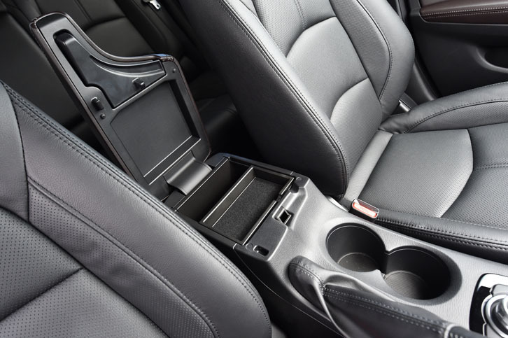 センターコンソールのカップホルダー。ひじかけの下には小物入れが確保される。
