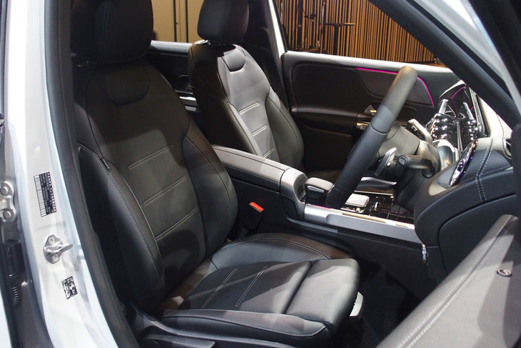 「EQB」のフロントシート。アルミニウムルックのチューブ形状デザインがドアやコンソール、助手席側のダッシュボードに用いられている。