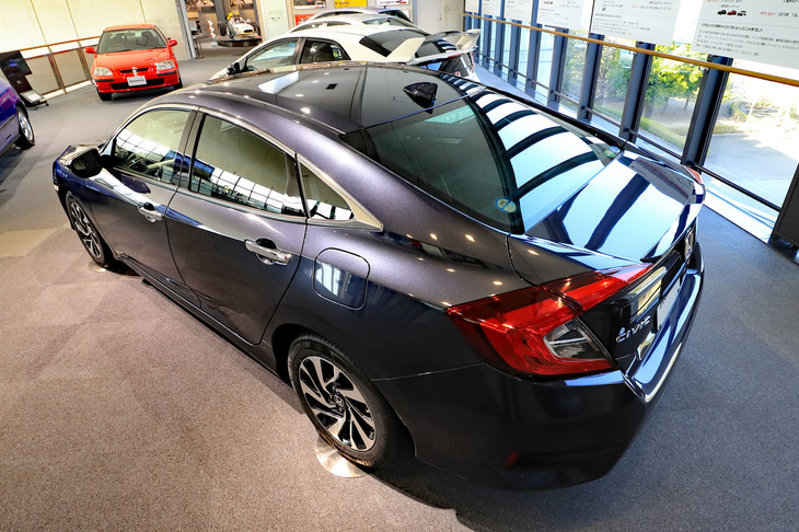 日本では、写真の「セダン」はすでに販売を終了。「タイプR」も完売となっており、現在は「ハッチバック」のみがラインナップされている。次期型「シビック」がどんなモデルとなり、どのような形で日本に導入されるかに注目したい。