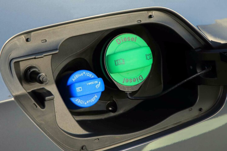 最新の「ゴルフTDI」には、2つのSCR（選択触媒還元）システムを備える排ガス浄化機能が備わる。写真は、給油口と尿素水溶液（AdBlue）の投入口。