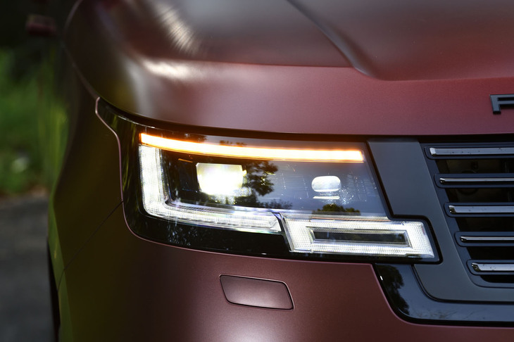 シグネチャーDRLとイメージプロジェクション内蔵の「デジタルLEDヘッドライト」を標準で装備。ナビゲーションデータに基づき、前方のカーブに合わせて照射角度や範囲を自動調整するアダプティブフロントライティング機構も採用されている。