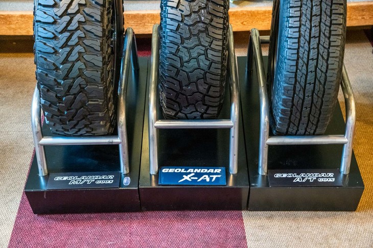 3種並んだ「ヨコハマGEOLANDAR」シリーズ。最新の「X-AT」（写真中央）は、マッドテレインタイヤ「M/T G003」（同左）とオールテレインタイヤ「A/T G015」（同右）の中間に位置付けられるタイヤだ。