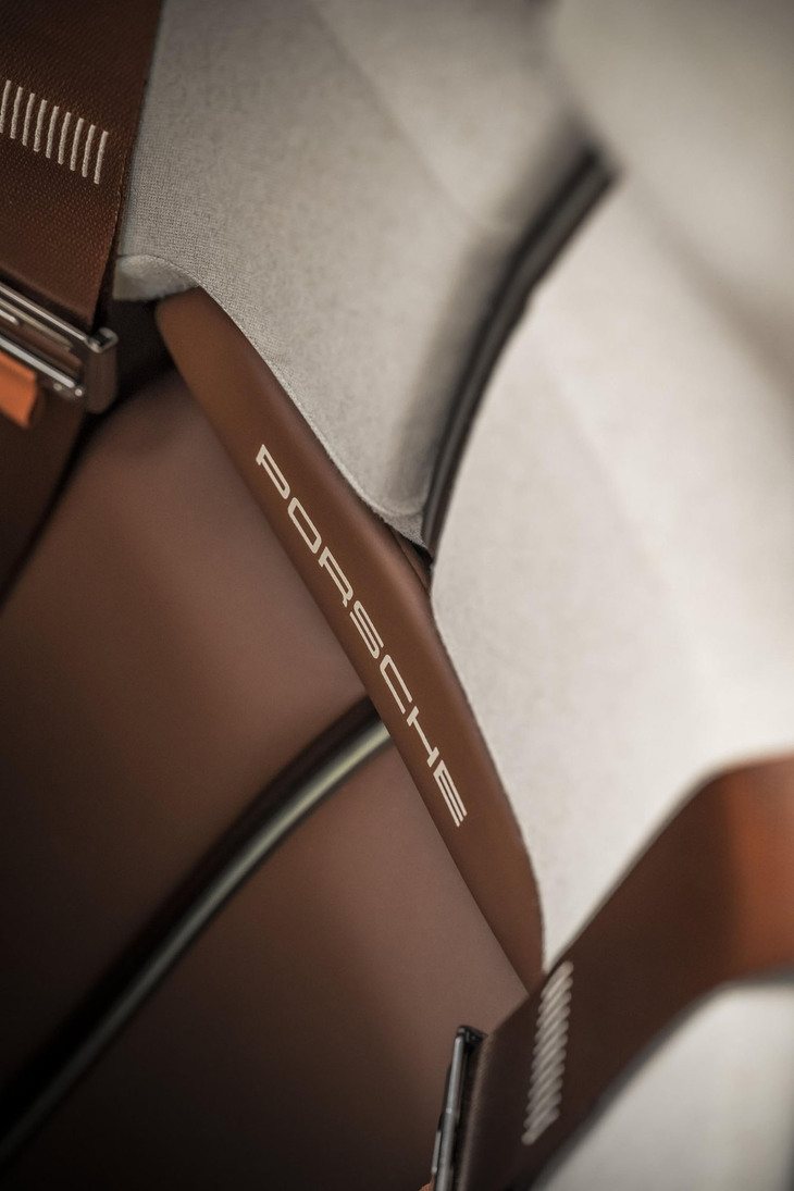 ポルシェ・ミッションX（シートのロゴ）