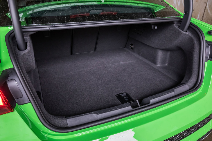 「オートマチックテールゲート」を標準で装備する荷室の容量は321リッター。床下には12Vの鉛バッテリーが設置されるほか、小物の収納スペースも用意されている。