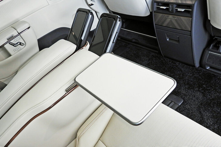 レクサスLM500h“バージョンL”（ピクニックテーブル）