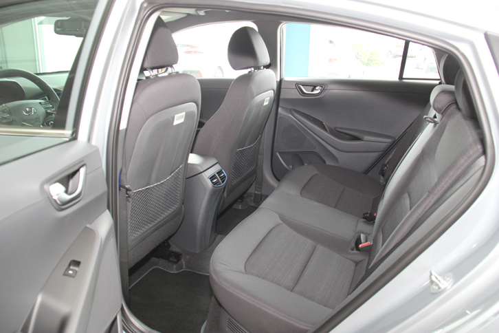 後席はルーミーである。タクシー需要をあてにしないというが、十分対応できる広さだ。