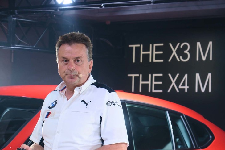 ドイツから来日したBMW M社のピーター・クイントス副社長が、発表会で「X3 M」「X4 M」を紹介。