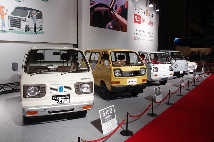 初代（一番奥）から5代目（手前）までの、歴代「ダイハツ・ハイゼット」シリーズ。