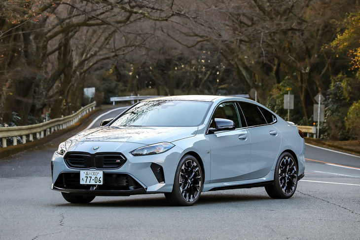 【BMW M235 xDriveグランクーペのスペック】
	ボディーサイズ：全長×全幅×全高＝4550×1800×1435mm／ホイールベース：2670mm／車重：1590kg／駆動方式：4WD／エンジン：2リッター直4 DOHC 16バルブ ターボ／トランスミッション：7段AT／最高出力：300PS（221kW）/5750rpm／最大トルク：400N・m（40.8kgf・m）/2000-4500rpm／タイヤ：（前）235/40R19 96Y XL／（後）235/40R19 96Y XL（グッドイヤー・イーグルF1アシメトリック6）／燃費：12.6km/リッター（WLTCモード）／価格：743万円
	
	【取材時の燃費データ】
	テスト距離：264.6km（市街地2：高速道路6：山岳路2）／使用燃料：28.9リッター（ハイオクガソリン）／参考燃費：9.1km/リッター（満タン法）／9.5km/リッター（車載燃費計計測値）