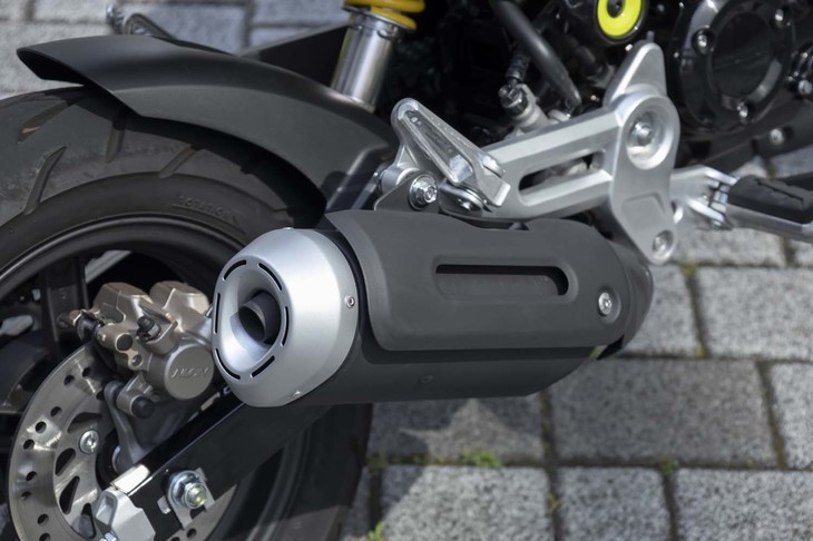 塊感のあるアップマフラー。ヒートガードも備わる。