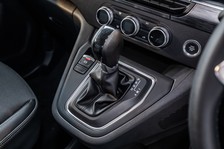 液晶画面と操作ダイヤルを組み合わせたエアコンのコントローラーを配置。トランスミッションは7段のデュアルクラッチ式AT「7EDC」が採用される。