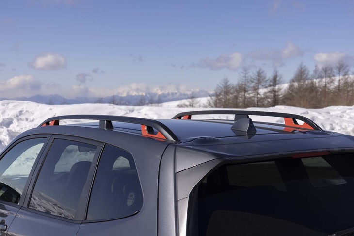 オレンジアクセント入りのループホール付きルーフレールが標準装備となる。