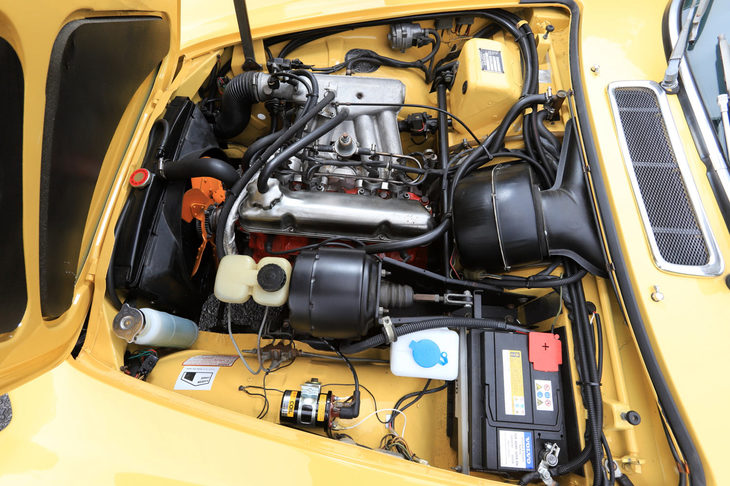 オーバーホールされた2リッター直4 OHVエンジン「B20E」。125ps/6000rpmの最高出力と19.3kgm/3500rpmの最大トルクを発生した。