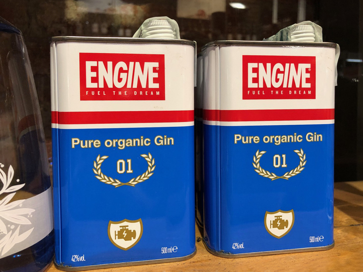 高級食料品店であるイータリーのトリノ本店で偶然発見したオイル缶風の「ENGINE」。2021年7月、筆者撮影。