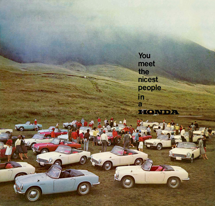 ジャケットを開くと登場する「S600」をズラリと並べた国内撮影写真。S600はみな「わ」ナンバー付きのホンダ・レンタカーである。コピーは“You meet the nicest people in a HONDA”。二輪ではなく四輪だからか、先に紹介したアメリカン・ホンダのスローガンの“on”を“in”に変えるという芸の細かさ。