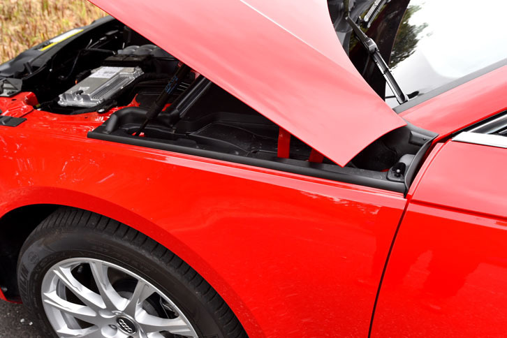 ボンネットは左右がボディーサイドまで回り込む“クラムシェル”タイプに。