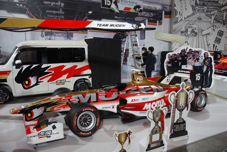 山本尚貴選手が駆る、2018年スーパーフォーミュラのチャンピオンマシンとなった「チーム無限」の「SF14 #16」。来場者ががレーシングスーツを着て、トロフィーを持ったポーズで記念写真を撮影できるサービスを行っていた。