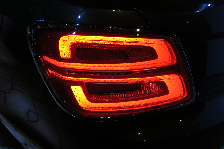 ベントレー・フライングスパー ハイブリッド（リアコンビランプ）