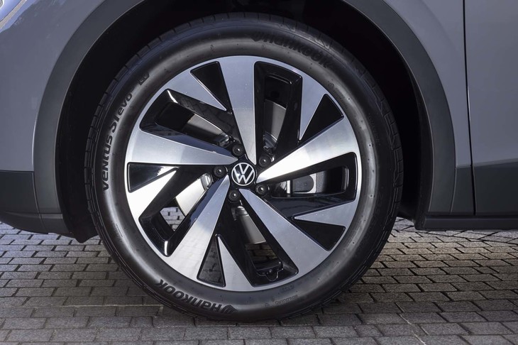 「プロ ローンチエディション」では20インチのタイヤ＆ホイールを標準装備。幅はフロントが235mmでリアが255mm。