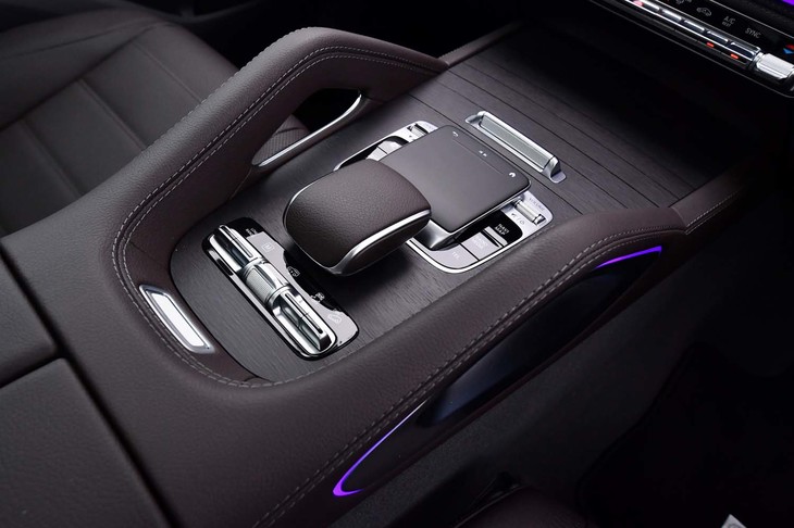 センターコンソールには、インフォテインメントシステムの操作デバイスや車高の調節スイッチが並ぶ。グラブバーを装着することでSUVらしさが演出されている。