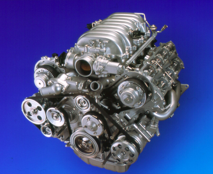 「LS400」に搭載された4リッターV8エンジン「1UZ-FE」（写真は2代目LS400に搭載されたもの）。ラージサイズセダンを不満なく走らせるパワーに加え、騒音や振動の少なさも特徴だった。