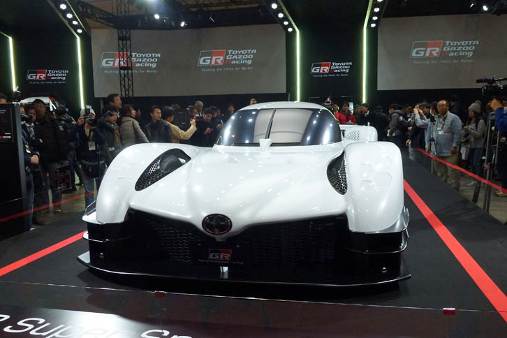 エクステリアデザインはレーシングカーそのままといった印象。ノーズの先端にトヨタのエンブレムが誇らしげに付く。
