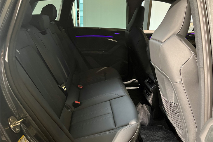 「Q6 e-tron」のリアシート。背もたれには40：20：40の分割可倒機構が備わっている。