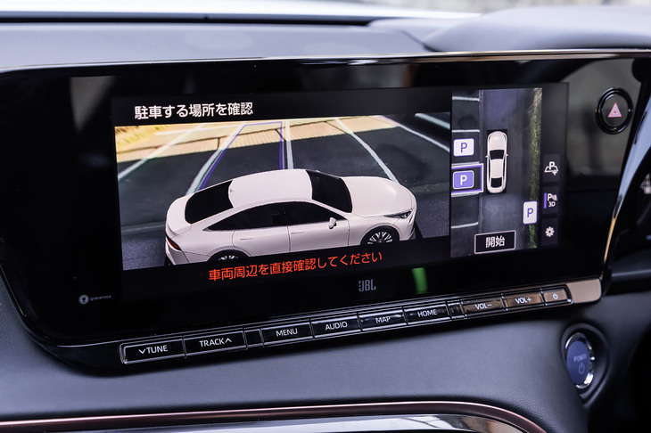 「ミライ」にはステアリングやアクセル、ブレーキだけでなく、シフト操作も車両が自動制御し駐車をサポートする「アドバンスドパーク」が標準装備されている。