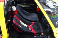 バケットタイプのシートを2座搭載。シフトレバーは運転席右側に位置する。