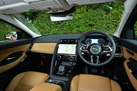 非対称型のセンターコンソールが目を引くインテリア。マイナーチェンジによるデザインの変更点は、シフトレバーや空調スイッチ周辺部にとどまっている。