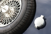 給油口はリアに配置。無骨なアルミ製のフューエルキャップのロックを解除するのには、結構な力が必要だった。