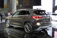 “く”の字型のCピラーは、インフィニティの最新モデルに共通するデザインである。