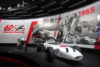 「ホンダレーシング」60周年記念展示の一部。「RC142」（左）と「RA272」（右）。