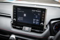 インフォテインメントシステムには携帯端末との連携機能付きディスプレイオーディオを採用。パワートレインの作動状態はこちらでも確認できる。