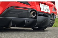 リアバンパー下部には大仰な6本のフィンを備えたディフューザーを装備する。