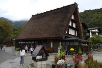 白山白川郷ホワイトロードの東の入り口は、その名のとおり白川郷にある。こんな機会もないと生涯行かないと思うので、立ち寄ってみた。平日なのに駐車場渋滞のヒドいこと！ そして海外の方の多いことにびっくりした。