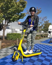 
	電動キックボード「WIND 3.0」に試乗中の筆者。同モデルは、埼玉をはじめとする拠点で実際にレンタルされている。
	