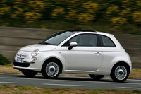 ヌオーバ チンクエチェントと呼ばれた2代目「フィアット500」の誕生50周年を記念する2007年7月4日に発表された3代目「500」。2022年4月には、その電動モデル「500e」も日本に上陸した。