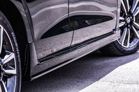 前後ドアの下部に組み込まれたピアノブラック塗装のサイドシルガーニッシュも「フィットe：HEV RS」の専用アイテム。